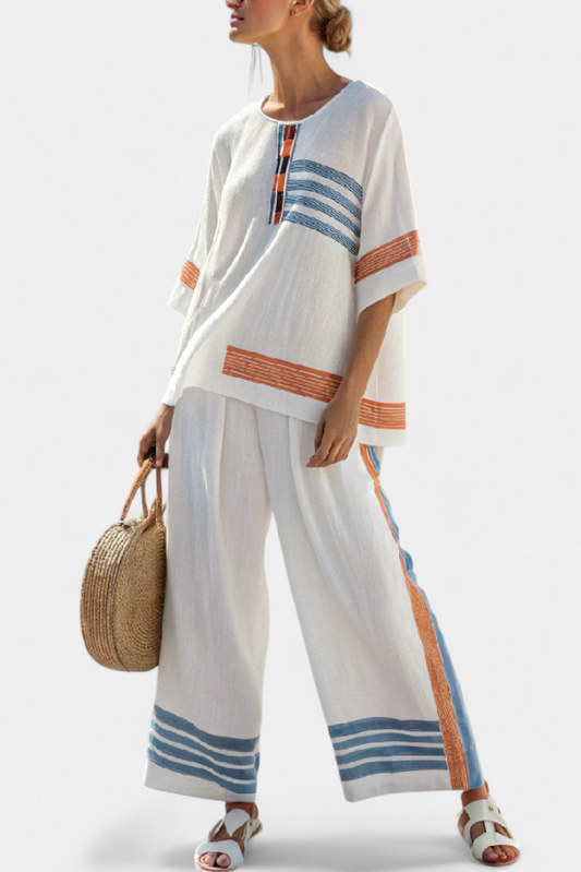 Etnisk Daisy-set i vitt med detaljer i blått och orange – unik och livlig stil